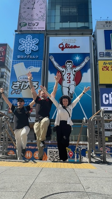 Posando junto al famoso cartel de Glico en Dotonbori, Osaka