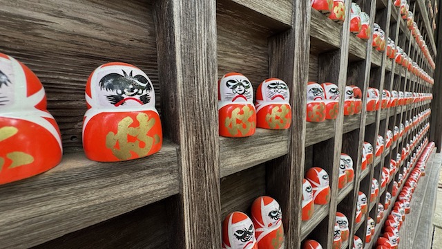 Figuras daruma colocadas en el templo Katsuo-ji de Osaka