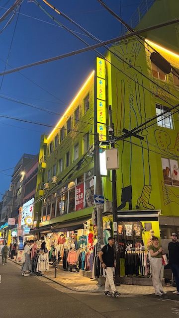 Edificio de estilo alternativo en Amerikamura, uno de los barrios más originales de Osaka