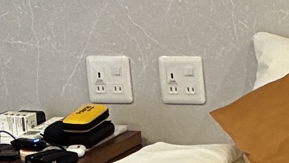 Enchufes tipo A en una habitación de hotel en Japón