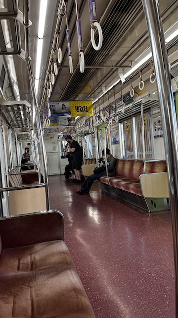 Interior de un tren urbano en Japón utilizado con la tarjeta Suica.