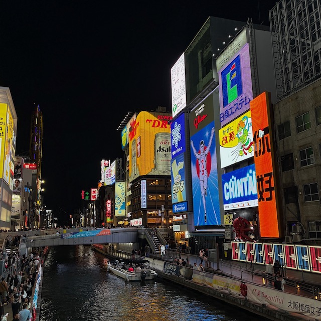 Canal de Dotonbori iluminado por la noche en Osaka