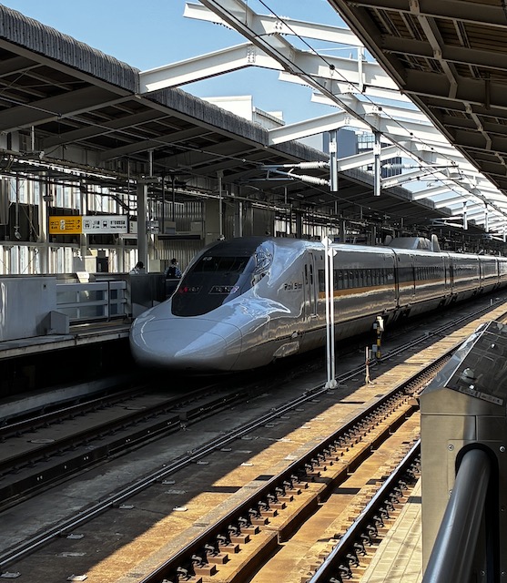 Tren Shinkansen en la estación de Shin-Osaka, punto de partida para excursiones por Kansai