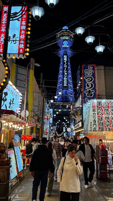 Torre Tsutenkaku iluminada en el barrio de Shinsekai, Osaka