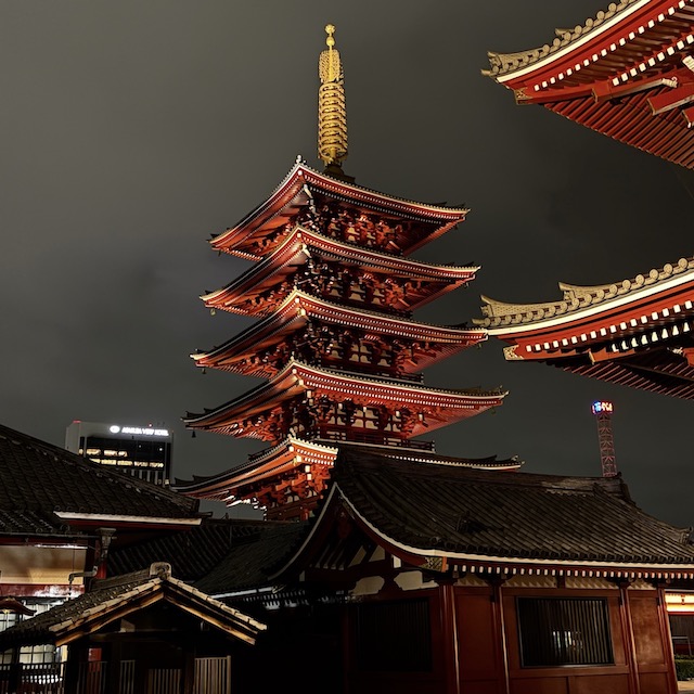Pagoda del templo Senso-ji iluminada de noche en Tokio durante un viaje por Japón