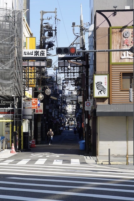 Callejón tradicional en el barrio de Namba, una de las zonas más animadas que ver en Osaka