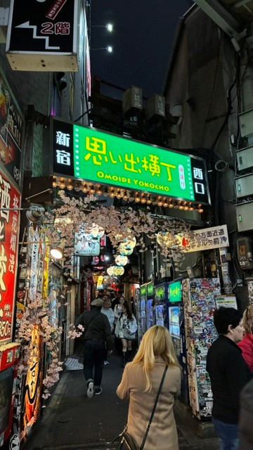 Entrada a Omoide Yokocho, el famoso callejón de bares de Shinjuku en Tokio