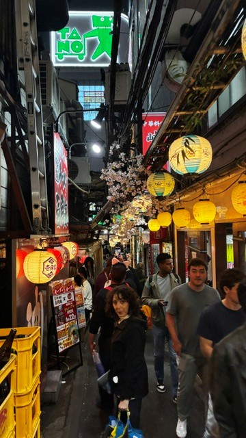 Ambiente nocturno entre las izakayas de Omoide Yokocho en Shinjuku