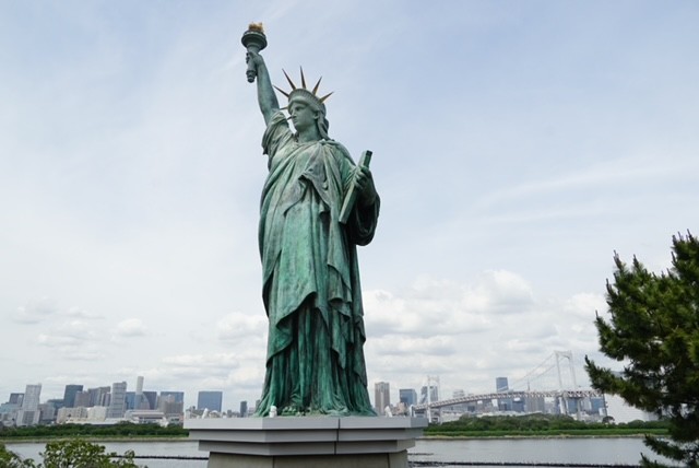 Estatua de la Libertad de Odaiba con el Rainbow Bridge y el Skyline de Tokio al fondo