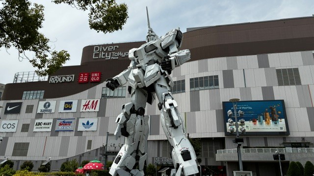 Gundam Unicorn gigante frente al centro comercial DiverCity Tokio Plaza en Odaiba