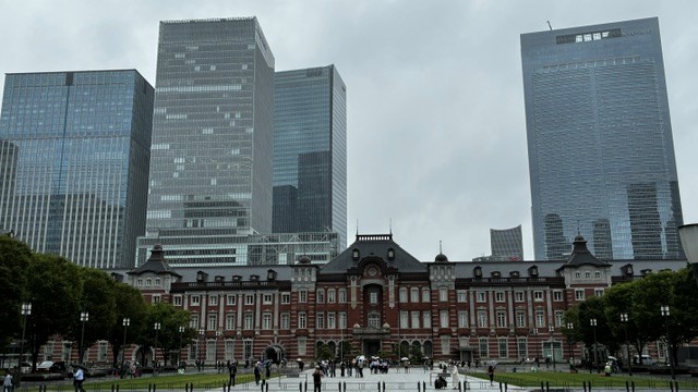 Fachada histórica de Tokyio Station rodeada por los rascacielos de Marunouchi
