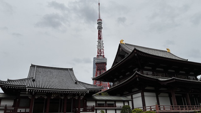 Templo Zojo-ji con la Torre de Tokio al fondo