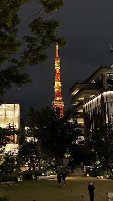 Vista de la Torre de Tokio desde Hills Garden Plaza en Roppongi de noche