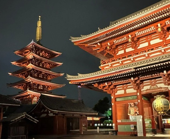 Templo Senso-ji iluminado de noche en el barrio de Asakusa, uno de los lugares imprescindibles que ver en Tokio
