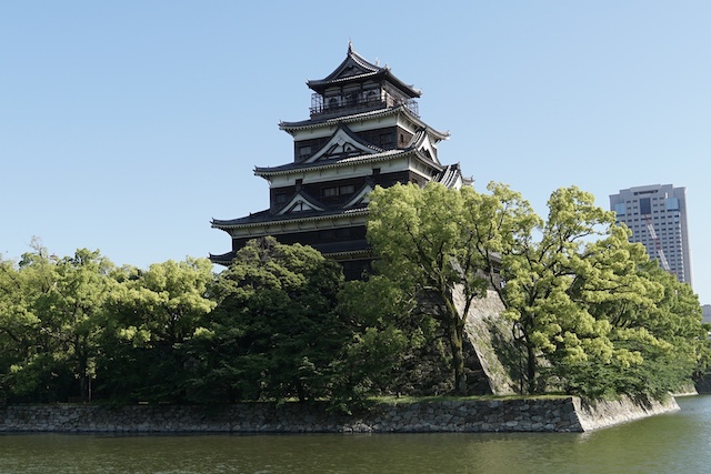 Vista del Castillo de Hiroshima rodeado por el foso y los jardines