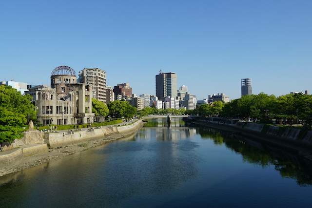 Vista de la Cúpula de la Bomba Atómica desde el puente, en el parque Memorial de la Paz de Hiroshima