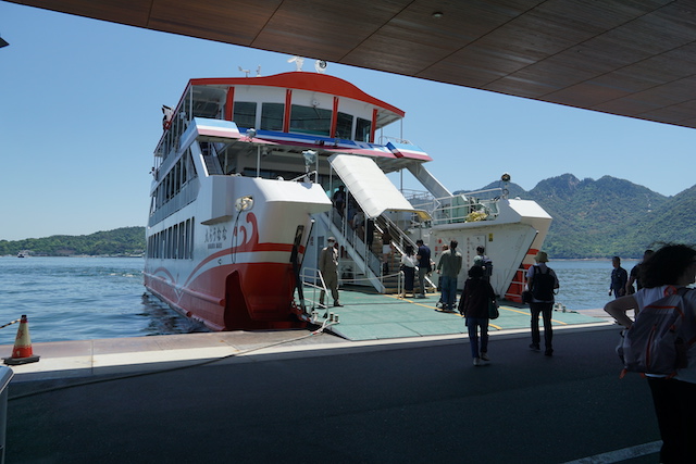 Ferry JR atracado en Miyajimaguchi para cruzar a la isla de Miyajima