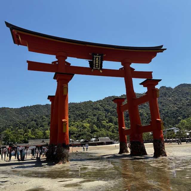Gran Torii de Miyajima visto desde su base durante la marea baja