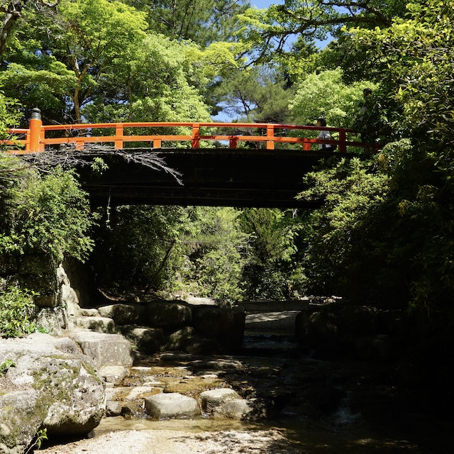 Puente Momiji rodeado de naturaleza en la isla Miyajima