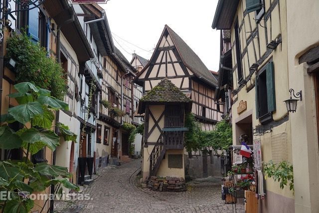 Calle del pueblo de Eguisheim durante una ruta por Alsacia, Francia
