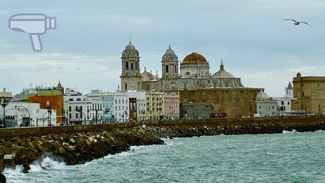 Vista de la Catedral de Cádiz y el Campo del Sur junto al mar