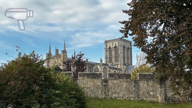 Catedral de York y murallas medievales durante una visita a la ciudad
