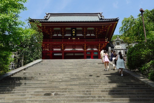 Escalinata principal del santuario Tsurugaoka Hachimangu en Kamakura