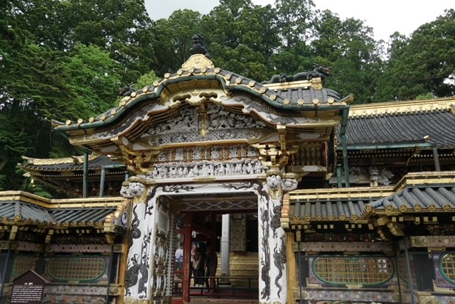 Puerta ricamente decorada del Santuario Nikkō Tōshō-gū en Nikko