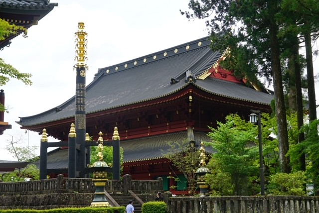 Edificio del Santuario Nikkō Tōshō-gū entre los cedros de Nikko