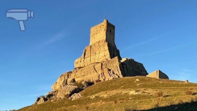 Castillo de Atienza sobre el cerro, en la Serranía de Guadalajara