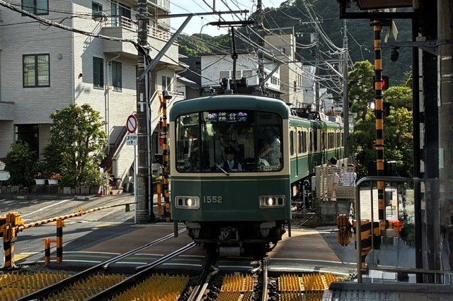 Tren Enoden recorriendo las calles de Kamakura