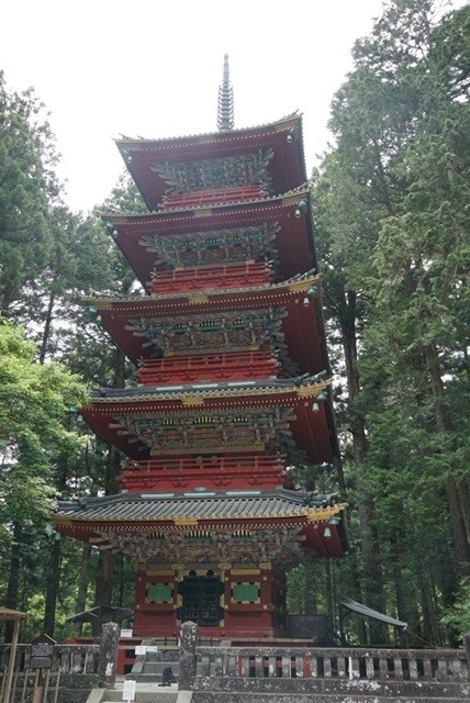 Pagoda Gojū-no-tō de cinco plantas entre los cedros de Nikko