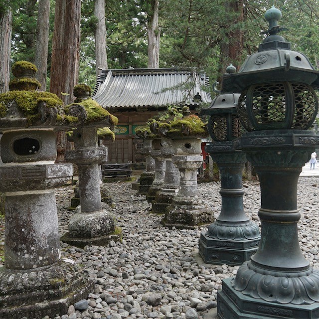 Linternas de piedra en el recinto histórico de Nikko