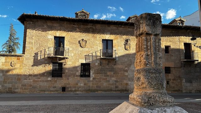 Palacio de los Berdugo detrás de los restos del rollo jurisdiccional de Aranda de Duero