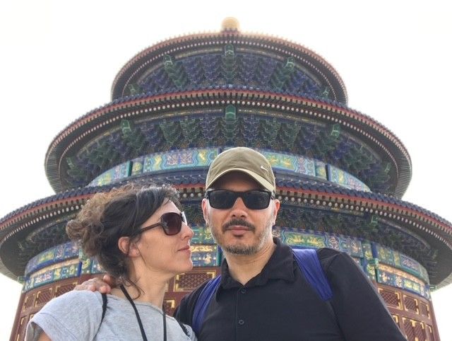 Eva y Óscar frente al Templo del Cielo en Beijing